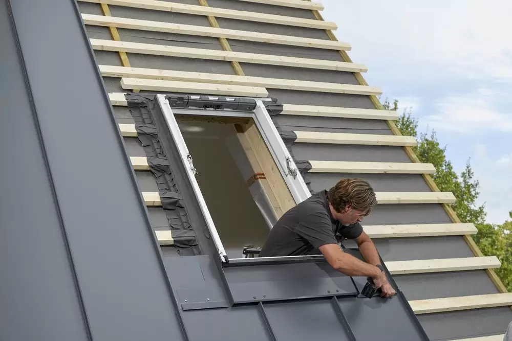 Слайд #2 | Оклад Velux EDQ в фальцевую кровлю с клик-замком