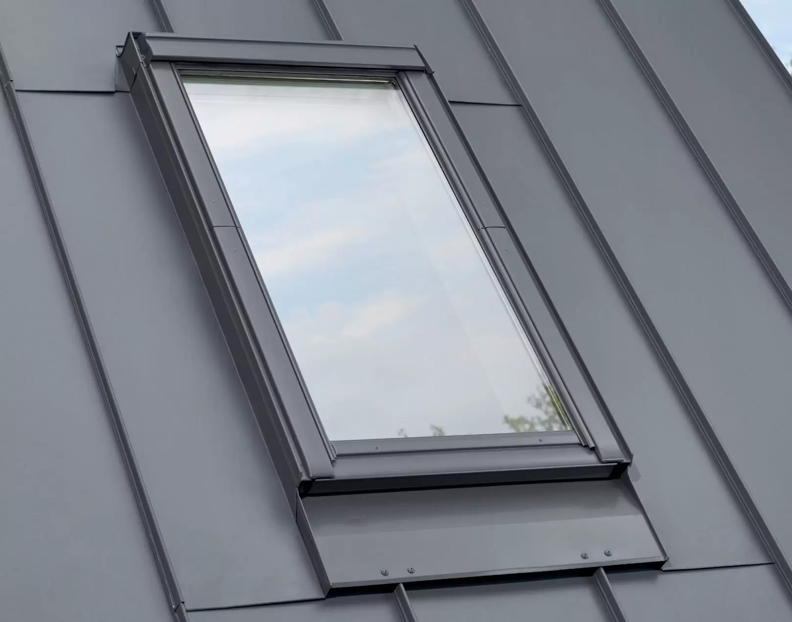 Слайд #1 | Оклад Velux EDQ в фальцевую кровлю с клик-замком